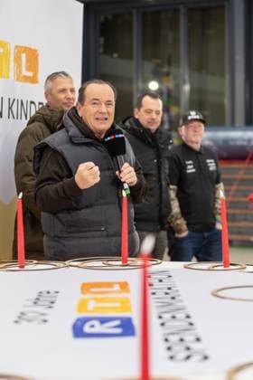 Pressetermin zum RTL Spendenmarathon in Köln, 19.11.2025. Ansprache von Wolfram KONS - In der RTL-Zentrale in Köln-Deutz präsentieren Joey Kelly und Wolfram Kons die 24H GEBURTSTAGS-CHALLENGE zum 30. RTL-SPENDENMARATHON. Die 24-Stunden-Aktion mit 20 Firmenteams unterstützt die STIFTUNG RTL WIR HELFEN KINDERN E. V. und begleitet den Jubiläums-Spendenmarathon, der seit 1996 mehr als 306 Millionen Euro für Kinderhilfsprojekte gesammelt hat. Köln Deutz Nordrhein-Westfalen Deutschland Copyright: xBonn.digitalx