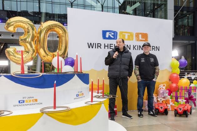 Pressetermin zum RTL Spendenmarathon in Köln, 19.11.2025. Wolfram KONS im Gespräch mit Joey KELLY - In der RTL-Zentrale in Köln-Deutz präsentieren Joey Kelly und Wolfram Kons die 24H GEBURTSTAGS-CHALLENGE zum 30. RTL-SPENDENMARATHON. Die 24-Stunden-Aktion mit 20 Firmenteams unterstützt die STIFTUNG RTL WIR HELFEN KINDERN E. V. und begleitet den Jubiläums-Spendenmarathon, der seit 1996 mehr als 306 Millionen Euro für Kinderhilfsprojekte gesammelt hat. Köln Deutz Nordrhein-Westfalen Deutschland Copyright: xBonn.digitalx