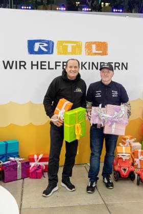 Pressetermin zum RTL Spendenmarathon in Köln, 19.11.2025. Wolfram KONS und Joey KELLY mit Geschenken - In der RTL-Zentrale in Köln-Deutz präsentieren Joey Kelly und Wolfram Kons die 24H GEBURTSTAGS-CHALLENGE zum 30. RTL-SPENDENMARATHON. Die 24-Stunden-Aktion mit 20 Firmenteams unterstützt die STIFTUNG RTL WIR HELFEN KINDERN E. V. und begleitet den Jubiläums-Spendenmarathon, der seit 1996 mehr als 306 Millionen Euro für Kinderhilfsprojekte gesammelt hat. Köln Deutz Nordrhein-Westfalen Deutschland Copyright: xBonn.digitalx