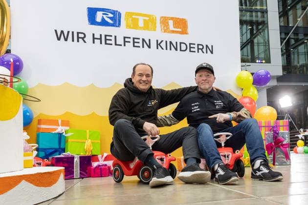 Pressetermin zum RTL Spendenmarathon in Köln, 19.11.2025. Wolfram KONS und Joey KELLY auf Bobby Cars - In der RTL-Zentrale in Köln-Deutz präsentieren Joey Kelly und Wolfram Kons die 24H GEBURTSTAGS-CHALLENGE zum 30. RTL-SPENDENMARATHON. Die 24-Stunden-Aktion mit 20 Firmenteams unterstützt die STIFTUNG RTL WIR HELFEN KINDERN E. V. und begleitet den Jubiläums-Spendenmarathon, der seit 1996 mehr als 306 Millionen Euro für Kinderhilfsprojekte gesammelt hat. Köln Deutz Nordrhein-Westfalen Deutschland Copyright: xBonn.digitalx