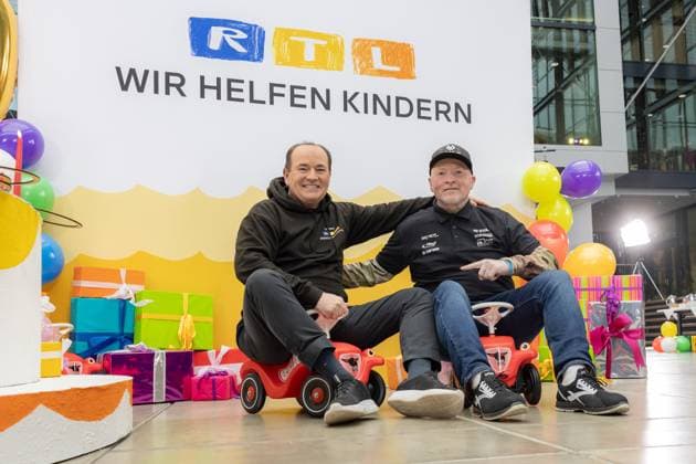 Pressetermin zum RTL Spendenmarathon in Köln, 19.11.2025. Wolfram KONS und Joey KELLY auf Bobby Cars - In der RTL-Zentrale in Köln-Deutz präsentieren Joey Kelly und Wolfram Kons die 24H GEBURTSTAGS-CHALLENGE zum 30. RTL-SPENDENMARATHON. Die 24-Stunden-Aktion mit 20 Firmenteams unterstützt die STIFTUNG RTL WIR HELFEN KINDERN E. V. und begleitet den Jubiläums-Spendenmarathon, der seit 1996 mehr als 306 Millionen Euro für Kinderhilfsprojekte gesammelt hat. Köln Deutz Nordrhein-Westfalen Deutschland Copyright: xBonn.digitalx