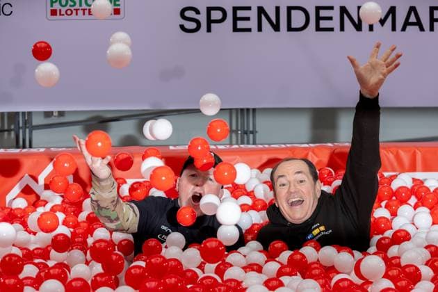 Pressetermin zum RTL Spendenmarathon in Köln, 19.11.2025. Joey KELLY und Wolfram KONS im Bällebad - In der RTL-Zentrale in Köln-Deutz präsentieren Joey Kelly und Wolfram Kons die 24H GEBURTSTAGS-CHALLENGE zum 30. RTL-SPENDENMARATHON. Die 24-Stunden-Aktion mit 20 Firmenteams unterstützt die STIFTUNG RTL WIR HELFEN KINDERN E. V. und begleitet den Jubiläums-Spendenmarathon, der seit 1996 mehr als 306 Millionen Euro für Kinderhilfsprojekte gesammelt hat. Köln Deutz Nordrhein-Westfalen Deutschland Copyright: xBonn.digitalx