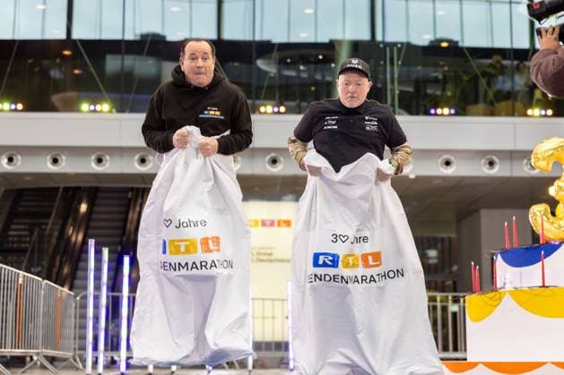 Pressetermin zum RTL Spendenmarathon in Köln, 19.11.2025. Wolfram KONS und Joey KELLY beim Sacküpfen (oder Hüpfsacken laut Kelly) - In der RTL-Zentrale in Köln-Deutz präsentieren Joey Kelly und Wolfram Kons die 24H GEBURTSTAGS-CHALLENGE zum 30. RTL-SPENDENMARATHON. Die 24-Stunden-Aktion mit 20 Firmenteams unterstützt die STIFTUNG RTL WIR HELFEN KINDERN E. V. und begleitet den Jubiläums-Spendenmarathon, der seit 1996 mehr als 306 Millionen Euro für Kinderhilfsprojekte gesammelt hat. Köln Deutz Nordrhein-Westfalen Deutschland Copyright: xBonn.digitalx