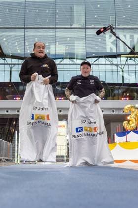 Pressetermin zum RTL Spendenmarathon in Köln, 19.11.2025. Wolfram KONS und Joey KELLY beim Sacküpfen (oder Hüpfsacken laut Kelly) - In der RTL-Zentrale in Köln-Deutz präsentieren Joey Kelly und Wolfram Kons die 24H GEBURTSTAGS-CHALLENGE zum 30. RTL-SPENDENMARATHON. Die 24-Stunden-Aktion mit 20 Firmenteams unterstützt die STIFTUNG RTL WIR HELFEN KINDERN E. V. und begleitet den Jubiläums-Spendenmarathon, der seit 1996 mehr als 306 Millionen Euro für Kinderhilfsprojekte gesammelt hat. Köln Deutz Nordrhein-Westfalen Deutschland Copyright: xBonn.digitalx