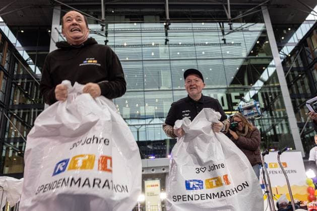 Pressetermin zum RTL Spendenmarathon in Köln, 19.11.2025. Wolfram KONS und Joey KELLY beim Sacküpfen (oder Hüpfsacken laut Kelly) - In der RTL-Zentrale in Köln-Deutz präsentieren Joey Kelly und Wolfram Kons die 24H GEBURTSTAGS-CHALLENGE zum 30. RTL-SPENDENMARATHON. Die 24-Stunden-Aktion mit 20 Firmenteams unterstützt die STIFTUNG RTL WIR HELFEN KINDERN E. V. und begleitet den Jubiläums-Spendenmarathon, der seit 1996 mehr als 306 Millionen Euro für Kinderhilfsprojekte gesammelt hat. Köln Deutz Nordrhein-Westfalen Deutschland Copyright: xBonn.digitalx