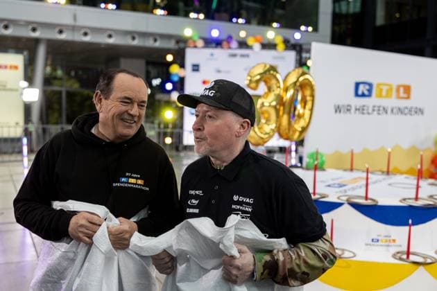 Pressetermin zum RTL Spendenmarathon in Köln, 19.11.2025. Wolfram KONS und Joey KELLY beim Sacküpfen (oder Hüpfsacken laut Kelly) - In der RTL-Zentrale in Köln-Deutz präsentieren Joey Kelly und Wolfram Kons die 24H GEBURTSTAGS-CHALLENGE zum 30. RTL-SPENDENMARATHON. Die 24-Stunden-Aktion mit 20 Firmenteams unterstützt die STIFTUNG RTL WIR HELFEN KINDERN E. V. und begleitet den Jubiläums-Spendenmarathon, der seit 1996 mehr als 306 Millionen Euro für Kinderhilfsprojekte gesammelt hat. Köln Deutz Nordrhein-Westfalen Deutschland Copyright: xBonn.digitalx