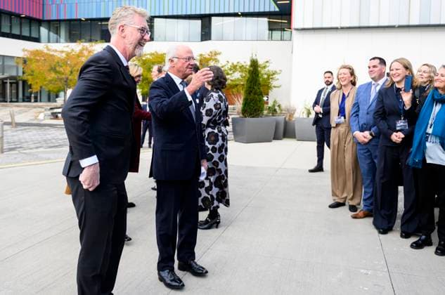 November 19, 2025, Ottawa, On, Canada: King of Sweden Carl XVI Gustaf, centre-left, waves to members of a Swedish business delegation ahead of a fireside chat at the Canadian Museum of Science and Technology in Ottawa, on Wednesday, Nov. 19, 2025. Ottawa Canada  - ZUMAc35_ 20251119_zaf_c35_006 Copyright: xSpencerxColbyx
