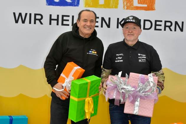 abb Moderator Wolfram Kons und Joey Kelly Musiker Sportler mit Geschenke im RTL Studio beim Fototermin zur 24 Stunden Charity Geburtstags Challange 30.Geburtstag des RTL Spendenmarathon wir helfen Kindern bei RTL Deutschland am 19.11.2025 in Koeln Deutz NRW Deutschland