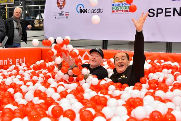 abb Moderator Wolfram Kons und Joey Kelly Musiker Sportler im Rot Weissen Baelle Bad im RTL Studio beim Fototermin zur 24 Stunden Charity Geburtstags Challange 30.Geburtstag des RTL Spendenmarathon wir helfen Kindern bei RTL Deutschland am 19.11.2025 in Koeln Deutz NRW Deutschland