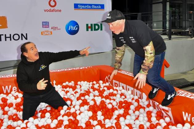 abb Moderator Wolfram Kons und Joey Kelly Musiker Sportler im Rot Weissen Baelle Bad im RTL Studio beim Fototermin zur 24 Stunden Charity Geburtstags Challange 30.Geburtstag des RTL Spendenmarathon wir helfen Kindern bei RTL Deutschland am 19.11.2025 in Koeln Deutz NRW Deutschland