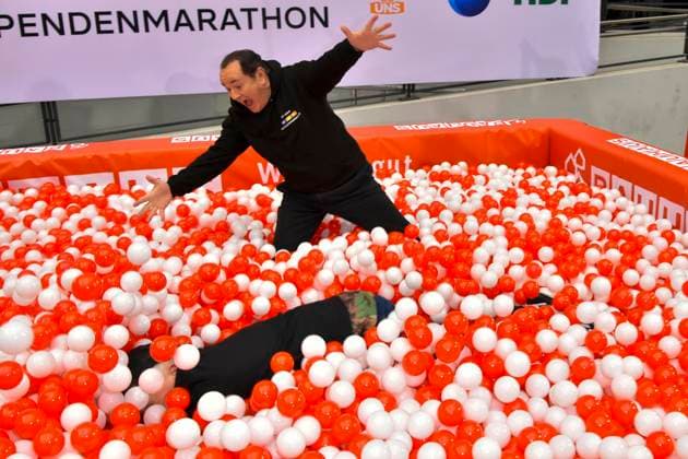 abb Moderator Wolfram Kons und Joey Kelly Musiker Sportler im Rot Weissen Baelle Bad im RTL Studio beim Fototermin zur 24 Stunden Charity Geburtstags Challange 30.Geburtstag des RTL Spendenmarathon wir helfen Kindern bei RTL Deutschland am 19.11.2025 in Koeln Deutz NRW Deutschland