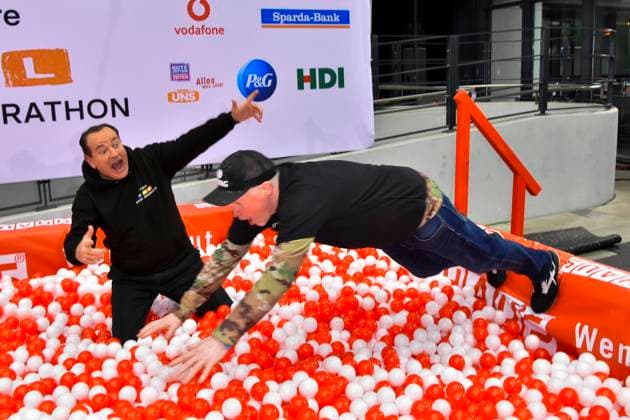 abb Moderator Wolfram Kons und Joey Kelly Musiker Sportler im Rot Weissen Baelle Bad im RTL Studio beim Fototermin zur 24 Stunden Charity Geburtstags Challange 30.Geburtstag des RTL Spendenmarathon wir helfen Kindern bei RTL Deutschland am 19.11.2025 in Koeln Deutz NRW Deutschland