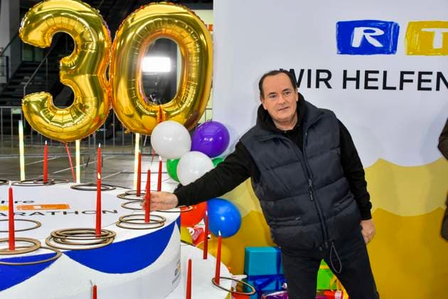 abb Moderator Wolfram Kons im RTL Studio beim Fototermin zur 24 Stunden Charity Geburtstags Challange 30.Geburtstag des RTL Spendenmarathon wir helfen Kindern bei RTL Deutschland am 19.11.2025 in Koeln Deutz NRW Deutschland