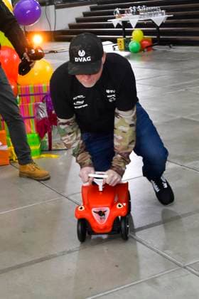 abb Joey Kelly Musiker Sportler im Bobbycar Rutschauto im RTL Studio beim Fototermin zur 24 Stunden Charity Geburtstags Challange 30.Geburtstag des RTL Spendenmarathon wir helfen Kindern bei RTL Deutschland am 19.11.2025 in Koeln Deutz NRW Deutschland