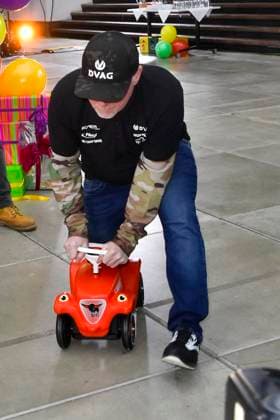 abb Joey Kelly Musiker Sportler im Bobbycar Rutschauto im RTL Studio beim Fototermin zur 24 Stunden Charity Geburtstags Challange 30.Geburtstag des RTL Spendenmarathon wir helfen Kindern bei RTL Deutschland am 19.11.2025 in Koeln Deutz NRW Deutschland