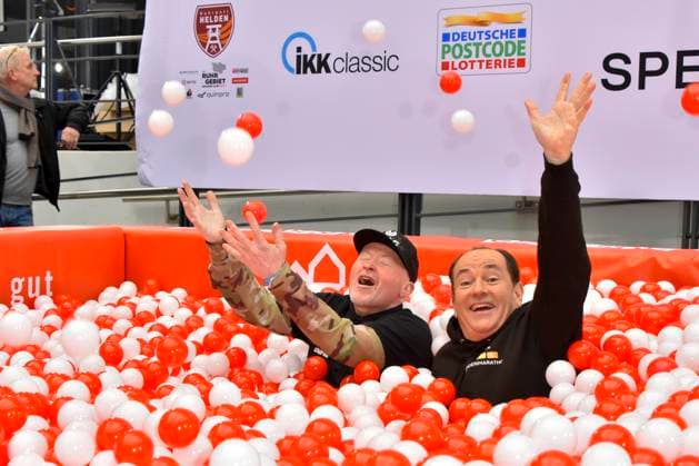 abb Moderator Wolfram Kons und Joey Kelly Musiker Sportler im Rot Weissen Baelle Bad im RTL Studio beim Fototermin zur 24 Stunden Charity Geburtstags Challange 30.Geburtstag des RTL Spendenmarathon wir helfen Kindern bei RTL Deutschland am 19.11.2025 in Koeln Deutz NRW Deutschland