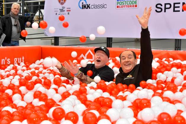 abb Moderator Wolfram Kons und Joey Kelly Musiker Sportler im Rot Weissen Baelle Bad im RTL Studio beim Fototermin zur 24 Stunden Charity Geburtstags Challange 30.Geburtstag des RTL Spendenmarathon wir helfen Kindern bei RTL Deutschland am 19.11.2025 in Koeln Deutz NRW Deutschland