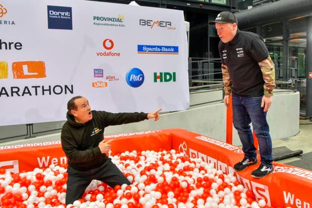 abb Moderator Wolfram Kons und Joey Kelly Musiker Sportler im Rot Weissen Baelle Bad im RTL Studio beim Fototermin zur 24 Stunden Charity Geburtstags Challange 30.Geburtstag des RTL Spendenmarathon wir helfen Kindern bei RTL Deutschland am 19.11.2025 in Koeln Deutz NRW Deutschland