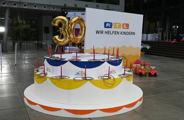 Dekoration bei einem Fototermin zur 24 Stunden Geburtstags Challange zum 30. Geburtstag des RTL Spendenmarathon - wir helfen Kindern die ab 20.11. 18.00 Uhr stattfindet.