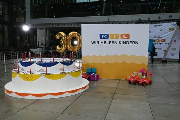 Dekoration bei einem Fototermin zur 24 Stunden Geburtstags Challange zum 30. Geburtstag des RTL Spendenmarathon - wir helfen Kindern die ab 20.11. 18.00 Uhr stattfindet.