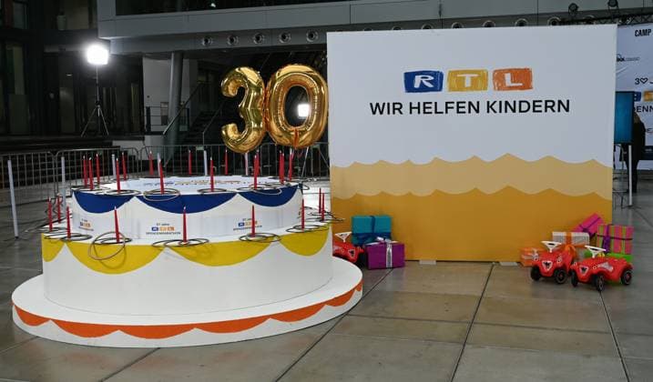Dekoration bei einem Fototermin zur 24 Stunden Geburtstags Challange zum 30. Geburtstag des RTL Spendenmarathon - wir helfen Kindern die ab 20.11. 18.00 Uhr stattfindet.