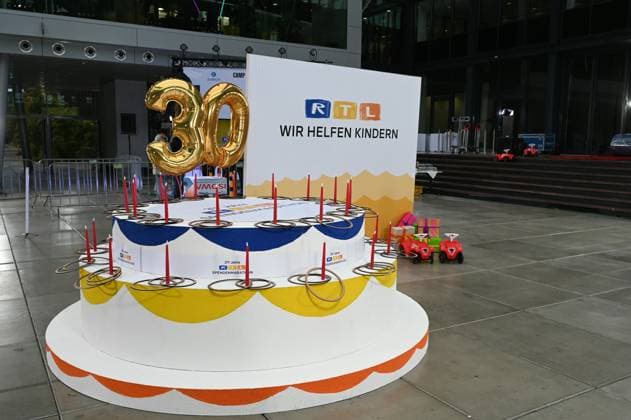 Dekoration bei einem Fototermin zur 24 Stunden Geburtstags Challange zum 30. Geburtstag des RTL Spendenmarathon - wir helfen Kindern die ab 20.11. 18.00 Uhr stattfindet.