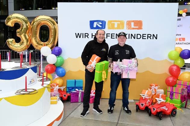 Moderator Wolfram Kons und Joey Kelly bei einem Fototermin zur 24 Stunden Geburtstags Challange zum 30. Geburtstag des RTL Spendenmarathon - wir helfen Kindern die ab 20.11. 18.00 Uhr stattfindet.