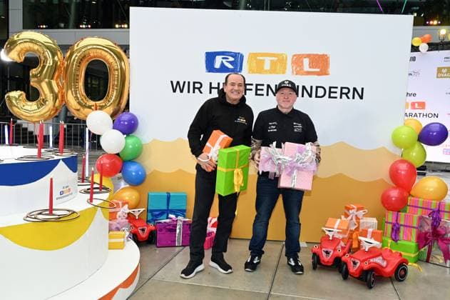 Moderator Wolfram Kons und Joey Kelly bei einem Fototermin zur 24 Stunden Geburtstags Challange zum 30. Geburtstag des RTL Spendenmarathon - wir helfen Kindern die ab 20.11. 18.00 Uhr stattfindet.