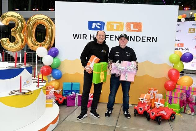 Moderator Wolfram Kons und Joey Kelly bei einem Fototermin zur 24 Stunden Geburtstags Challange zum 30. Geburtstag des RTL Spendenmarathon - wir helfen Kindern die ab 20.11. 18.00 Uhr stattfindet.