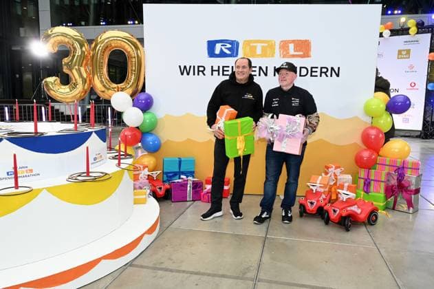Moderator Wolfram Kons und Joey Kelly bei einem Fototermin zur 24 Stunden Geburtstags Challange zum 30. Geburtstag des RTL Spendenmarathon - wir helfen Kindern die ab 20.11. 18.00 Uhr stattfindet.
