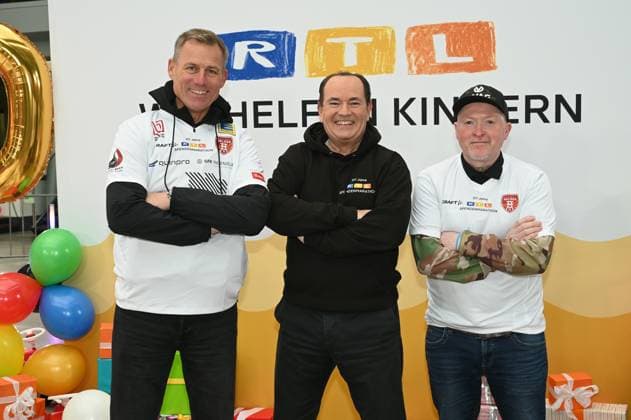 der ehemalige Fussballspieler Ingo Anderbrügge, Moderator Wolfram Kons und Joey Kelly, l-r, bei einem Fototermin zur 24 Stunden Geburtstags Challange zum 30. Geburtstag des RTL Spendenmarathon - wir helfen Kindern die ab 20.11. 18.00 Uhr stattfindet.