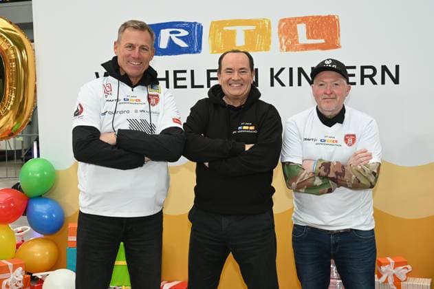 der ehemalige Fussballspieler Ingo Anderbrügge, Moderator Wolfram Kons und Joey Kelly, l-r, bei einem Fototermin zur 24 Stunden Geburtstags Challange zum 30. Geburtstag des RTL Spendenmarathon - wir helfen Kindern die ab 20.11. 18.00 Uhr stattfindet.