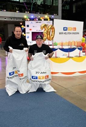 Moderator Wolfram Kons und Joey Kelly bei einem Fototermin zur 24 Stunden Geburtstags Challange zum 30. Geburtstag des RTL Spendenmarathon - wir helfen Kindern die ab 20.11. 18.00 Uhr stattfindet.