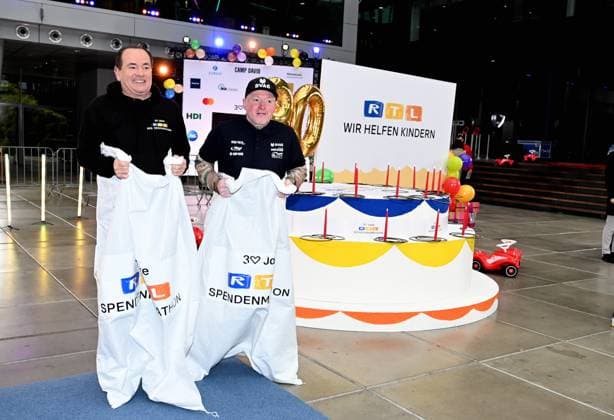 Moderator Wolfram Kons und Joey Kelly bei einem Fototermin zur 24 Stunden Geburtstags Challange zum 30. Geburtstag des RTL Spendenmarathon - wir helfen Kindern die ab 20.11. 18.00 Uhr stattfindet.