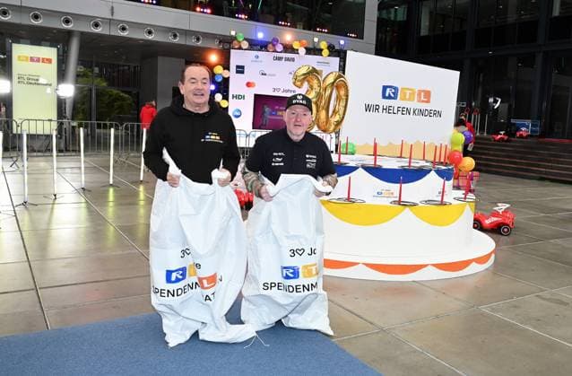 Moderator Wolfram Kons und Joey Kelly bei einem Fototermin zur 24 Stunden Geburtstags Challange zum 30. Geburtstag des RTL Spendenmarathon - wir helfen Kindern die ab 20.11. 18.00 Uhr stattfindet.