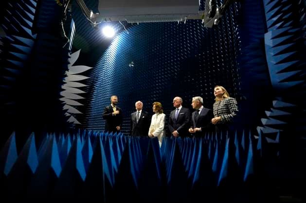 November 19, 2025, Ottawa, On, CAN: Sweden s King Carl XVI Gustaf, second from left, and Queen Silvia tour an anechoic chamber, a room in which sound does not reflect off surfaces, with R&D manager Viktor Mayevskyy, left, and Ericsson board chair Jan Carlson, Minister of Finance and National Revenue Francois-Philippe Champagne, and Sweden s Deputy Prime Minister Ebba Busch, at the Ericsson Research & Development facility in Ottawa, on Wednesday, Nov. 19, 2025. Ottawa CAN - ZUMAc35_ 20251119_zaf_c35_037 Copyright: xJustinxTangx