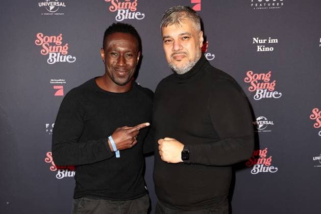 Jerry Kwarteng und Imad Mardnli bei der Song Sung Blue Film Premiere am 19.11.2025 im Zoo Palast in Berlin Song Sung Blue Filmpremiere in Berlin mit Hugh Jackman & Kate Hudson