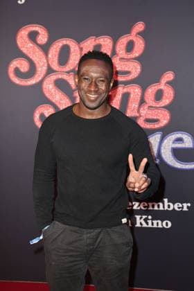 Jerry Kwarteng bei der Song Sung Blue Film Premiere am 19.11.2025 im Zoo Palast in Berlin Song Sung Blue Filmpremiere in Berlin mit Hugh Jackman & Kate Hudson