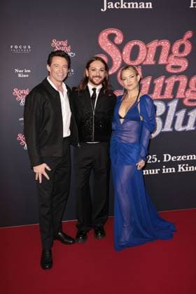 Hugh Jackman, Riccardo Simonetti und Kate Hudson bei der Song Sung Blue Film Premiere am 19.11.2025 im Zoo Palast in Berlin Song Sung Blue Filmpremiere in Berlin mit Hugh Jackman & Kate Hudson