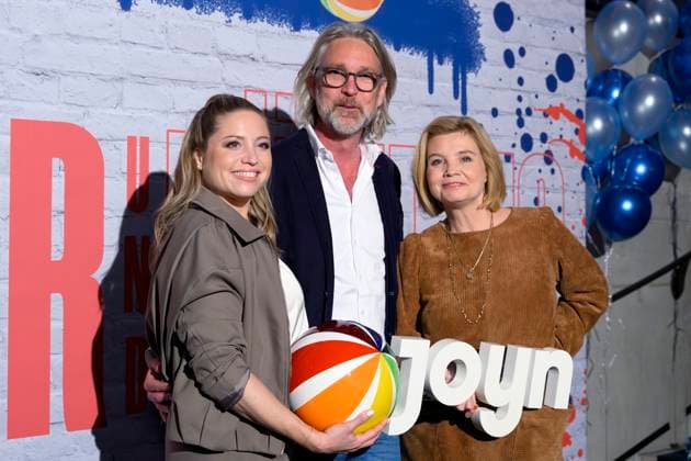 Die Schauspielerinnen Caroline Frier und Annette Frier mit Manager Marc Rasmus, Senderchef Sat.1, beim Screening der Joyn-Serie Frier und Fünfzig - Am Ende meiner Tage in der Astor Film Lounge im Arri. München, 18.11.2025 Bayern Deutschland *** Actresses Caroline Frier and Annette Frier with manager Marc Rasmus, head of Sat 1, at the screening of the Joyn series Frier and Fünfzig Am Ende meiner Tage in the Astor Film Lounge at Arri Munich, 18 11 2025 Bavaria Germany Copyright: xDwixAnoraganingrumx