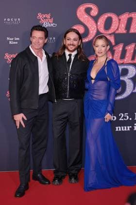 19.11.2025, Hugh Jackman, Riccardo Simonetti und Kate Hudson zur Premiere von Song Sung Blue, Zoo Palast, Berlin, Berlin