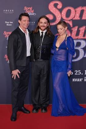 19.11.2025, Hugh Jackman, Riccardo Simonetti und Kate Hudson zur Premiere von Song Sung Blue, Zoo Palast, Berlin, Berlin