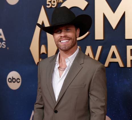 Dustin Lynch arrives on the red carpet for the 59th CMA Awards in Nashville, Tennessee, on Wednesday, November 19, 2025.  NAS20251119147 JOHNxANGELILLO