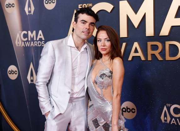 (L-R) Jake Etheridge and MacKenzie Porter arrive on the red carpet for the 59th CMA Awards in Nashville, Tennessee, on Wednesday, November 19, 2025.  NAS20251119156 JOHNxANGELILLO