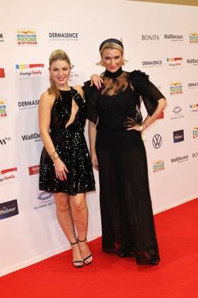 Christine Deck und ihre Schwester Ella Deck bei der Verleihung Goldene Bild der Frau am 19.11.2025 im Stage Theater in Hamburg Goldene Bild der Frau Verleihung 2025 in Hamburg