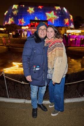 Jan Sosniok mit Ehefrau Nadine - Eroeffnung des Christmas Garden Berlin 2025 im Botanischen Garten Berlin am 19.11.2025. Christmas Garden Berlin 2025