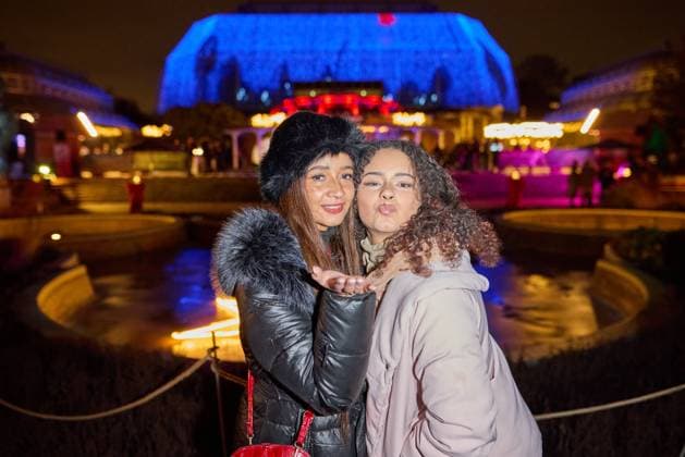 Gabby Rinne mit Tochter Alicia - Eroeffnung des Christmas Garden Berlin 2025 im Botanischen Garten Berlin am 19.11.2025. Christmas Garden Berlin 2025