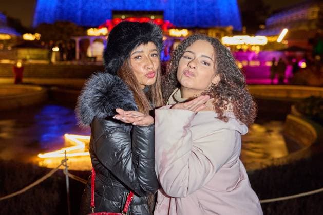 Gabby Rinne mit Tochter Alicia - Eroeffnung des Christmas Garden Berlin 2025 im Botanischen Garten Berlin am 19.11.2025. Christmas Garden Berlin 2025