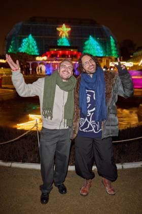 Vincent Lange und Bastian Castillo - Eroeffnung des Christmas Garden Berlin 2025 im Botanischen Garten Berlin am 19.11.2025. Christmas Garden Berlin 2025
