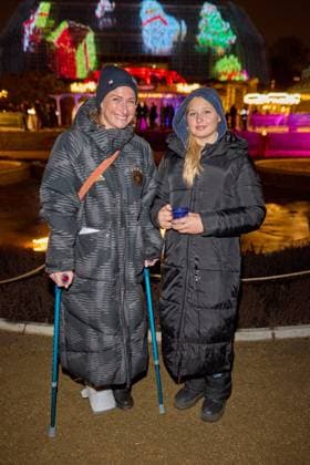 Eva Mona Rodekirchen mit Tochter Martha - Eroeffnung des Christmas Garden Berlin 2025 im Botanischen Garten Berlin am 19.11.2025. Christmas Garden Berlin 2025